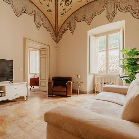 Sotto Gli Affreschi Del 1800 Con Colazione Inclusa 阿西西 外观 照片