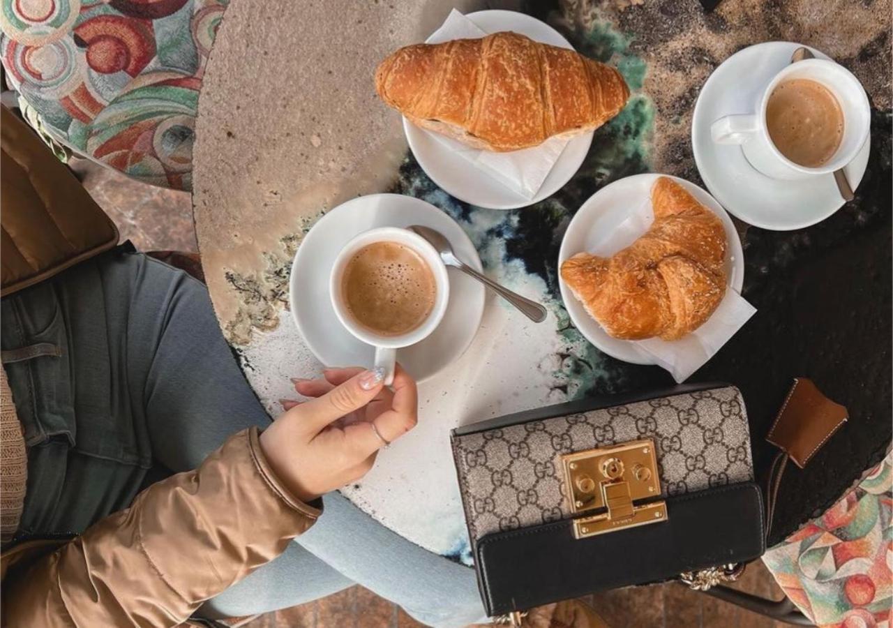 Sotto Gli Affreschi Del 1800 Con Colazione Inclusa 阿西西 外观 照片